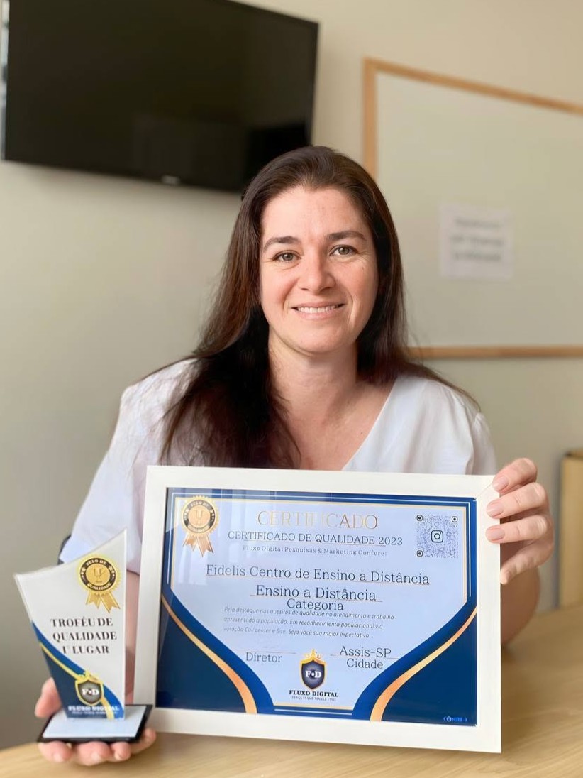 Adriana Bastos, gestora do Polo Unicive Assis, com o Certificado de Qualidade 2023